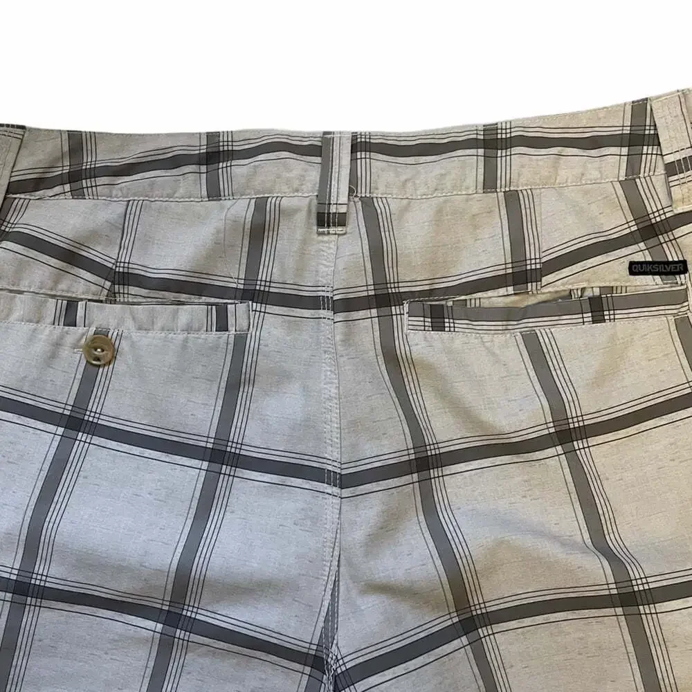 Quicksilver Men’s Grey Plaid Regular Fit Casual 28” Hybrid Amphibian Shorts